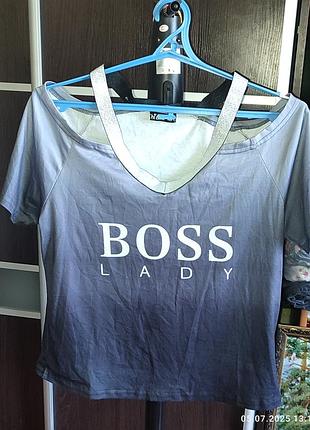 Футболка с оригинальным пошивом.