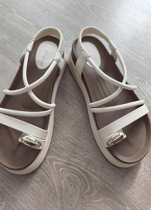 Босоніжки жіночі на тонкетці бежеві