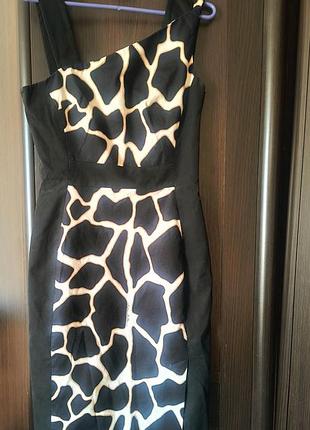 Черное платье-футляр karen millen с асимметричным вырезом на плечах и анималистичным принтом