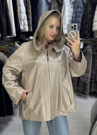 Жіноча куртка з натуральної шкіри з капюшоном