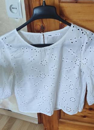 Біла красива блуза з прошвою