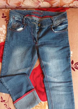 Приталенные короткие джинсы