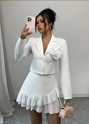 Стильный модный праздничный костюм. делает стройнее фигуру.