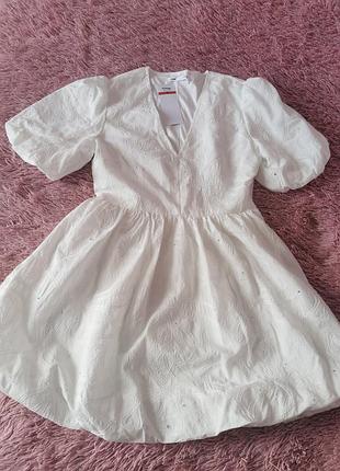 Платье белое трендовое бренда sinsay