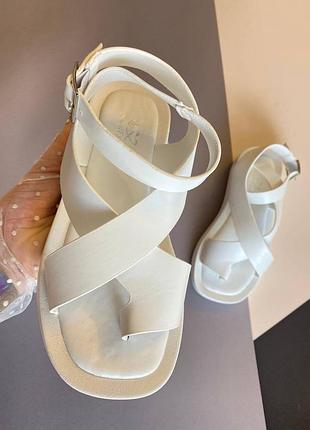 Білі босоніжки на платформі базові босоніжки шкіряні світлі босоніжки сандалі світлі