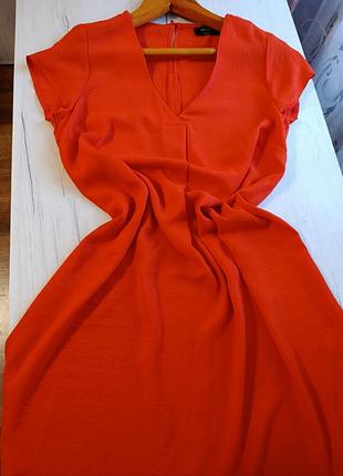 Оранжевое платье с глубоким декольте
