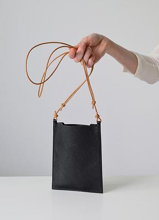Кожаная сумка для телефона. лаконичная сумка из натуральной кожи. черная сумка