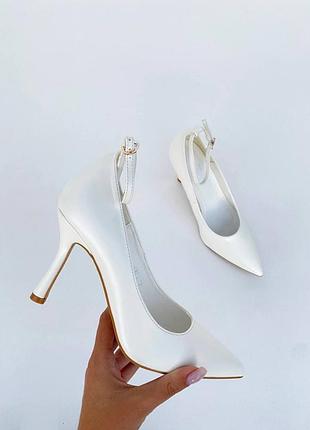 Білі туфлі човники на каблуку світлі туфлі лодочки на шпильці класичні туфлі на підборах