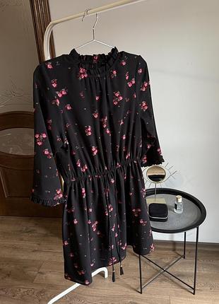 Чорна сукня з квітковим принтом