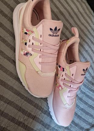 Кросівки adidas на дівчинку 35р, дуже легкі та дихаючі. на вузьку ніжку