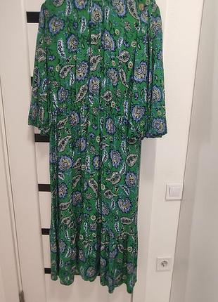 Яскрава, якісна сукня насиченого кольору