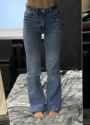 Плотні щільні джинси на високій посадці з розрізом рвані кльош