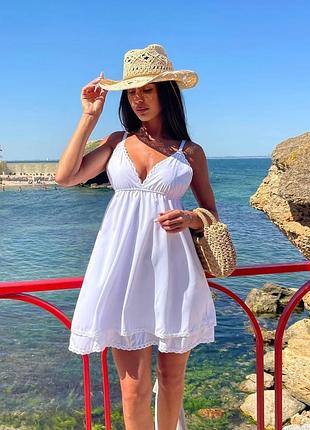Красива сукня міні з вирізом декольте на бретелях