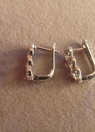 Маленькие серьги с камушками