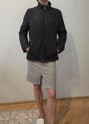 Черная легкая демисезонная куртка 38 размера