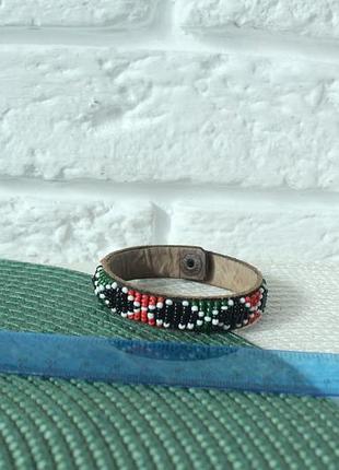 Браслет из натуральной кожи на кнопке, расшит бисером