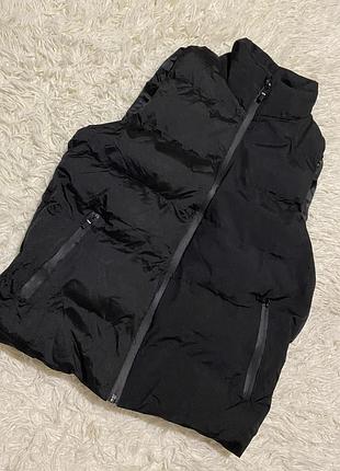 Чорна безрукавка з кишенями