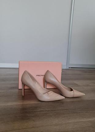 Шкіряні туфлі preppy welfare на шпильці 38 розмір беж