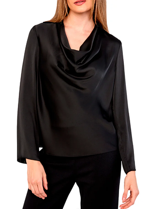 Чорна струмлива блузка