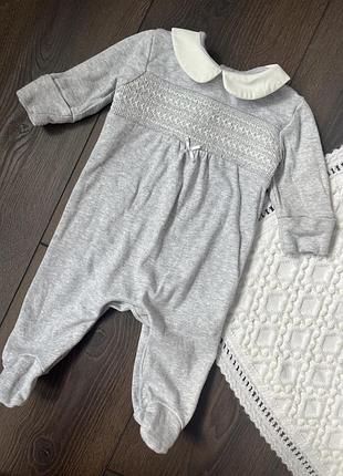 Сірий ошатний чоловічок сліп з білим комірцем воротником для новонародженої дівчинки в пологовий