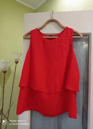 Червона багатошарова воланом пелериною блуза без рукавів