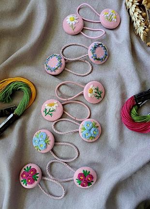 Резинки пуговицы с вышивкой