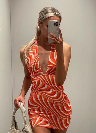 Нова сукня з відкритою спиною та глибоким вирізом