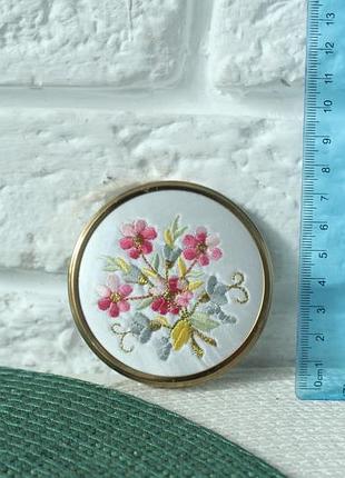 Дзеркальце з вишивкою на кришці, яка імітує квітковий букет. вінтаж.