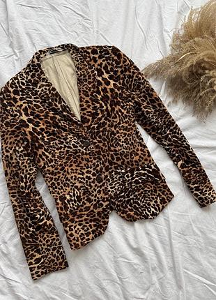 Классический пиджак по фигуре в леопардовый принт