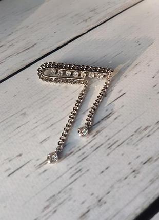 Брошь серебряная с белым камнями кристаллами, брошь серебристая с цепочкой, брошь яблонекс