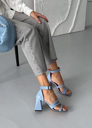 Босоножки женские голубые / голубые кожаные босоножки на каблуке