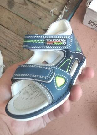 Сандалии для мальчишек 19-23 размеров