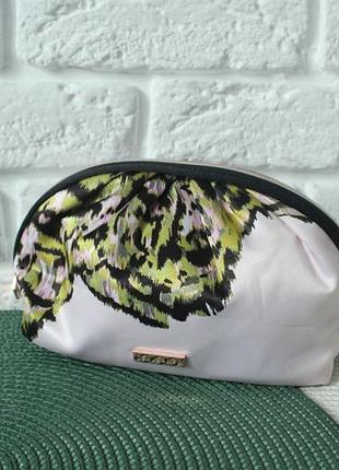 Косметичка ted baker с красивым принтом. текстиль.