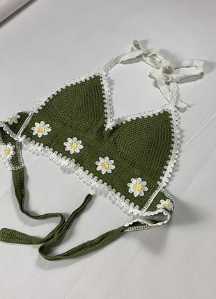Вʼязаний зелений топ з квітами на зав’язках