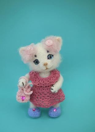 Белая кошечка в одежде