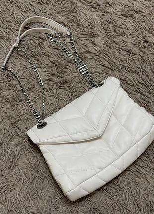 Біленька стильна сумочка