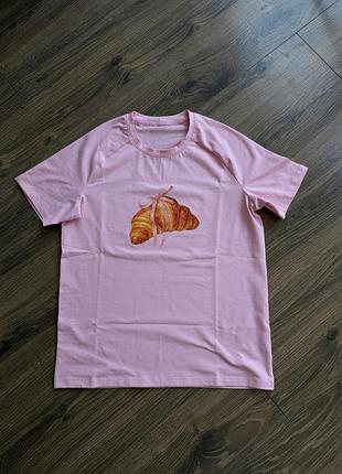 Рожева футболка з круасаном