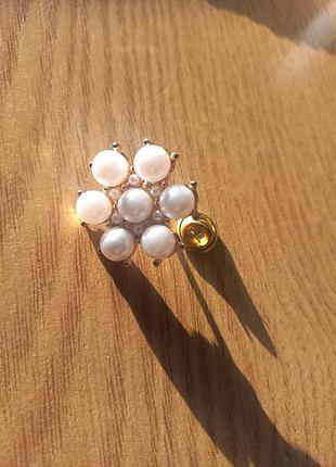 Брошь, стилизована под жемчуг