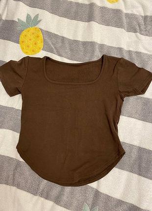 Укорочений топ з вирізом на декольте