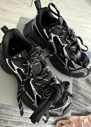 Кросівки жіночі