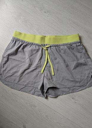 Женские спортивные шорты размер s