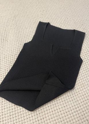 Насичено чорна майка в рубчик