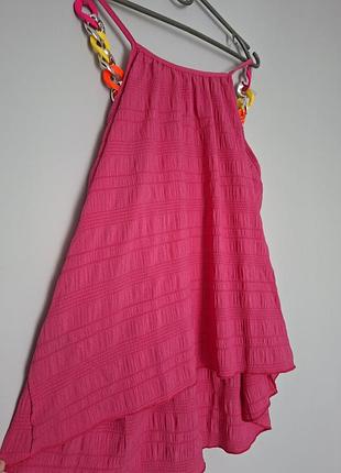 Яркая розовая майка shein с декоративными цепочками на бретелях