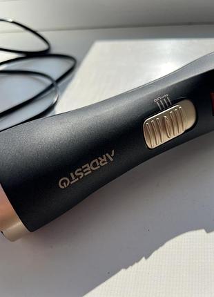 Продам  фен- щітка,  у використанні був декілька разів, все в ідеальну стані, тільки немає коробки від фену