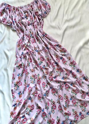 Довга легка сукня з відкритими плечима