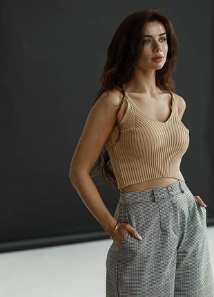 Топ бежевий , вʼязка на бретельках. розмір універсальний. гарно носиться, тканина приємна до тіла, тягнеться.