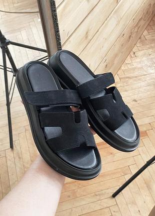 Шлепанцы из натуральной замши черного цвета на липучку застежка, на черной подошве