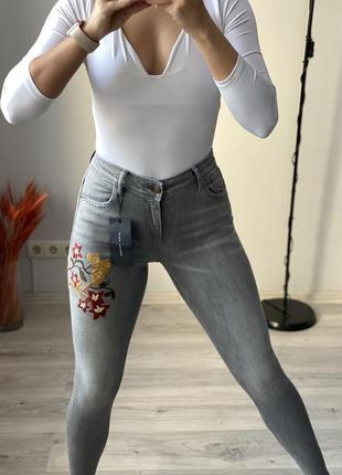 Крутые джинсы с вышивкой zara