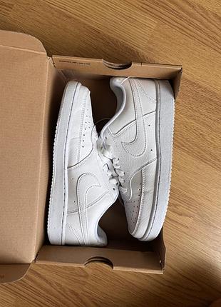 Кросівки жіночі білі nike. розмір 38.5(устілка 24.5) нові в ідеальному стані.
