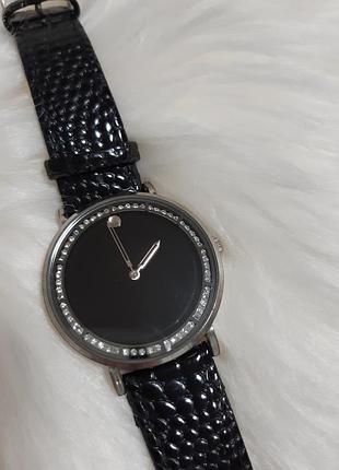 Часы женские с черным ремешком и камушками на циферблате